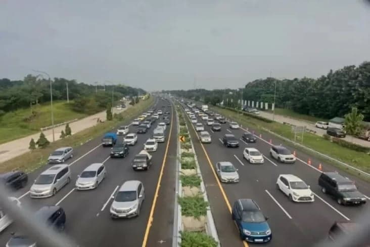 Pemudik Membeludak, One Way Diberlakukan dari KM 70 hingga KM 263 Sore Ini Pemudik Membeludak, One Way Diberlakukan dari KM 70 hingga KM 263 Sore Ini