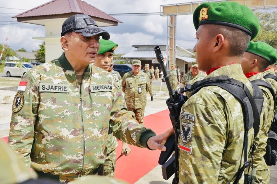 Kunjungi Yonif TP 845/Ksatria Satam, Menhan: TNI Harus Hadir Nyata untuk Keamanan Kunjungi Yonif TP 845/Ksatria Satam, Menhan: TNI Harus Hadir Nyata untuk Keamanan