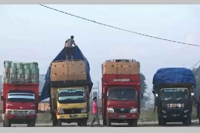 Larangan Truk Sumbu 3 saat Momen Lebaran Dinilai Menyusahkan Keluarga Buruh Angkut Larangan Truk Sumbu 3 saat Momen Lebaran Dinilai Menyusahkan Keluarga Buruh Angkut