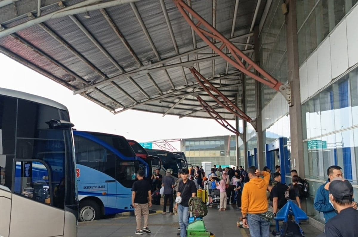 1.307 Pemudik Berangkat dari Terminal Pulo Gebang Pagi Ini 1.307 Pemudik Berangkat dari Terminal Pulo Gebang Pagi Ini