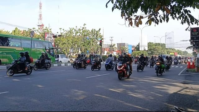 Jalur Pantura Cirebon Arah Jateng Masih Didominasi Pemudik Motor Jalur Pantura Cirebon Arah Jateng Masih Didominasi Pemudik Motor