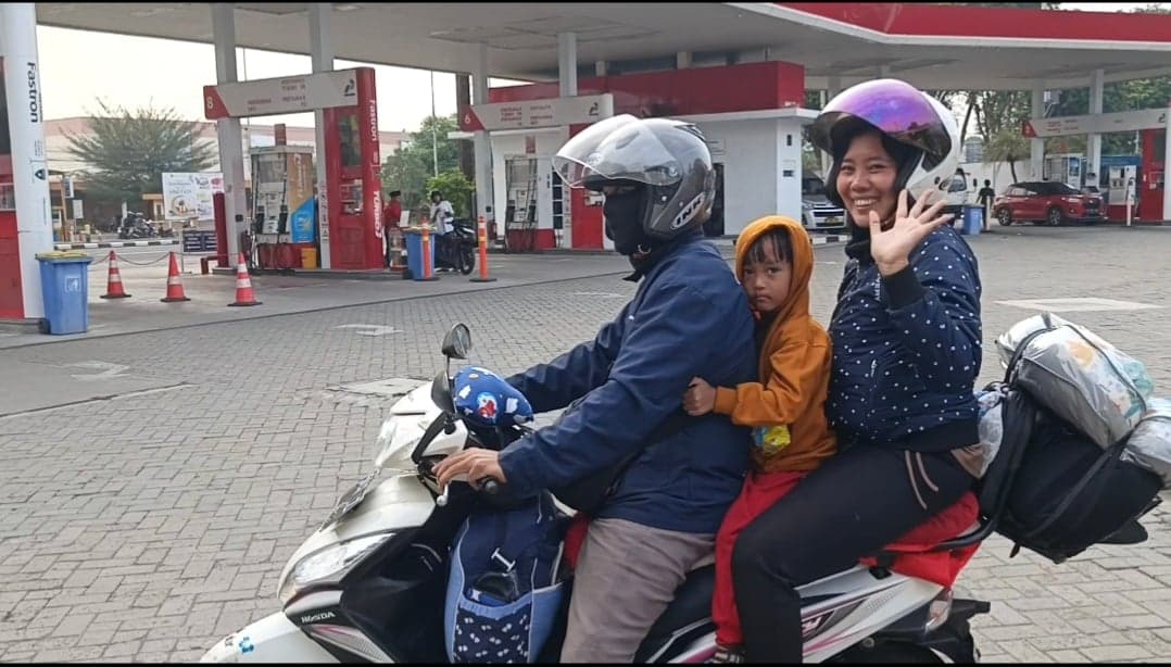 Turuti Keinginan Anak, Pasutri Ini Rela Mudik Naik Motor Tangerang-Brebes Turuti Keinginan Anak, Pasutri Ini Rela Mudik Naik Motor Tangerang-Brebes