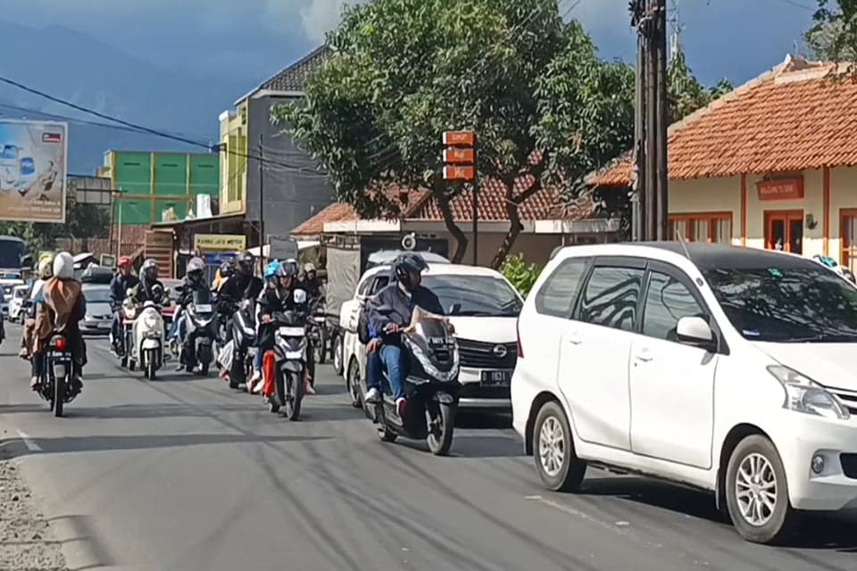 Arus Mudik Lingkar Gentong Kembali Padat Merayap, Polisi Alihkan Kendaraan ke Jalur Pasar Ciawi Arus Mudik Lingkar Gentong Kembali Padat Merayap, Polisi Alihkan Kendaraan ke Jalur Pasar Ciawi