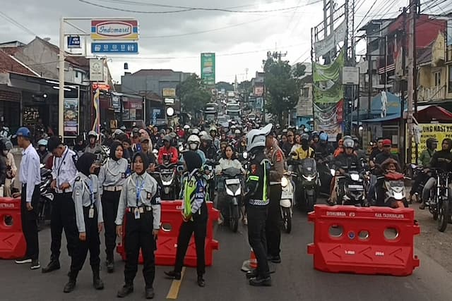 Macet 3 Km, Lingkar Gentong Kembali Berlakukan One Way Macet 3 Km, Lingkar Gentong Kembali Berlakukan One Way
