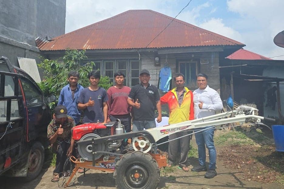 Anggota DPRD Romanus Ginting Serahkan Traktor untuk Tingkatkan Produktivitas Petani Karo Anggota DPRD Romanus Ginting Serahkan Traktor untuk Tingkatkan Produktivitas Petani Karo