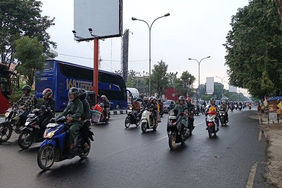 Hujan Tak Surutkan 110.000 Pemudik Motor Padati Jalur Pantura di H-2 Lebaran Hujan Tak Surutkan 110.000 Pemudik Motor Padati Jalur Pantura di H-2 Lebaran