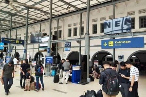 18.000 Pemudik Padati Stasiun Senen pada Puncak Arus Lebaran Hari Ini 18.000 Pemudik Padati Stasiun Senen pada Puncak Arus Lebaran Hari Ini