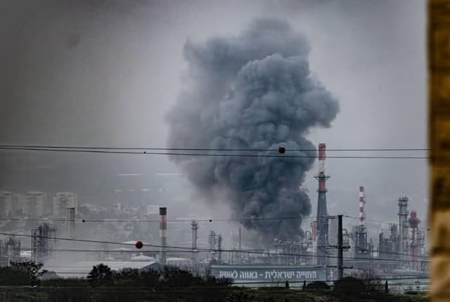 Iran Serang Kompleks Petrokimia Haifa Israel, Jaringan Listrik Terganggu Iran Serang Kompleks Petrokimia Haifa Israel, Jaringan Listrik Terganggu