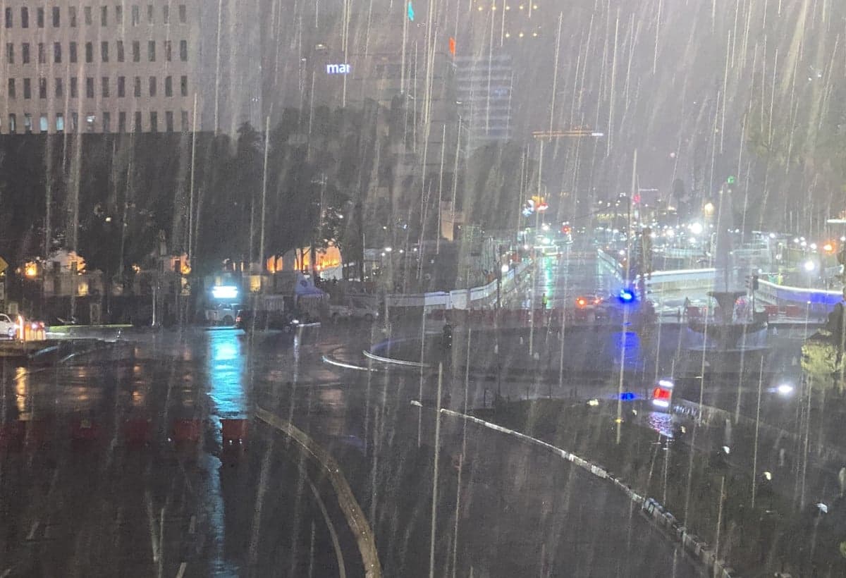 Polisi Tutup Jalan MH Thamrin-Sudirman Jelang Pawai Obor Malam Takbiran Polisi Tutup Jalan MH Thamrin-Sudirman Jelang Pawai Obor Malam Takbiran