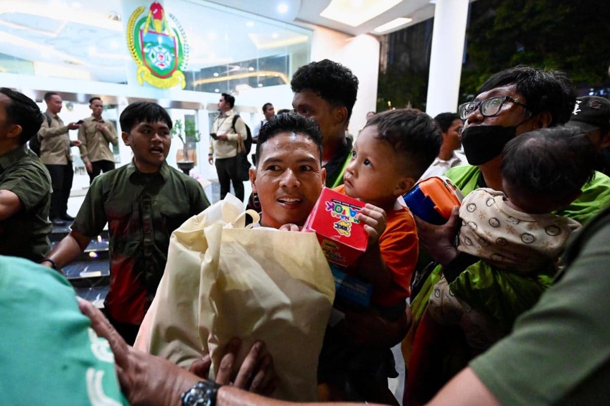Pramono dan Rano Salat Idulfitri 1447 H di Balai Kota, KH Maruf Amin Jadi Khatibnya Pramono dan Rano Salat Idulfitri 1447 H di Balai Kota, KH Maruf Amin Jadi Khatibnya