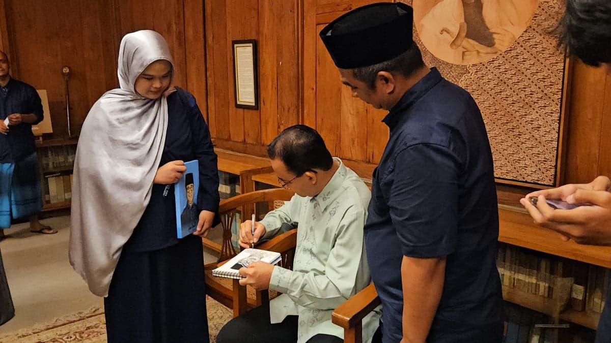 Momen Anies Tanda Tangani Lukisan Karya Pelajar SMA saat Open House Lebaran Momen Anies Tanda Tangani Lukisan Karya Pelajar SMA saat Open House Lebaran