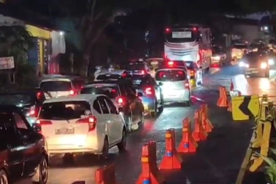 Macet! Jalur Selatan Nagreg Lumpuh, Antrean Kendaraan Mengular 5 Km Macet! Jalur Selatan Nagreg Lumpuh, Antrean Kendaraan Mengular 5 Km