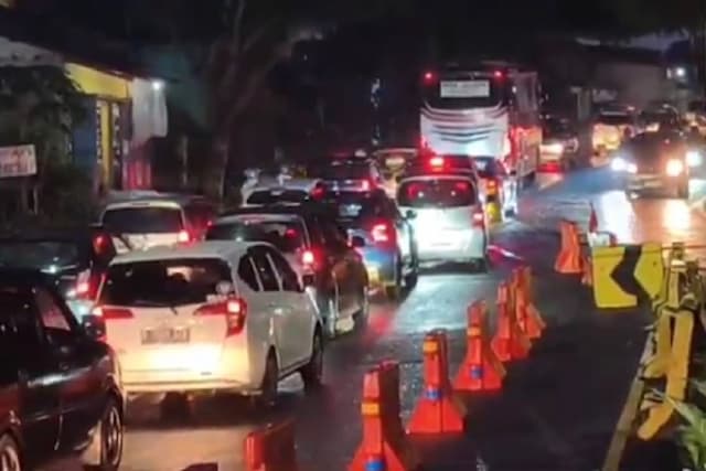 Macet! Jalur Selatan Nagreg Lumpuh, Antrean Kendaraan Mengular 5 Km Macet! Jalur Selatan Nagreg Lumpuh, Antrean Kendaraan Mengular 5 Km