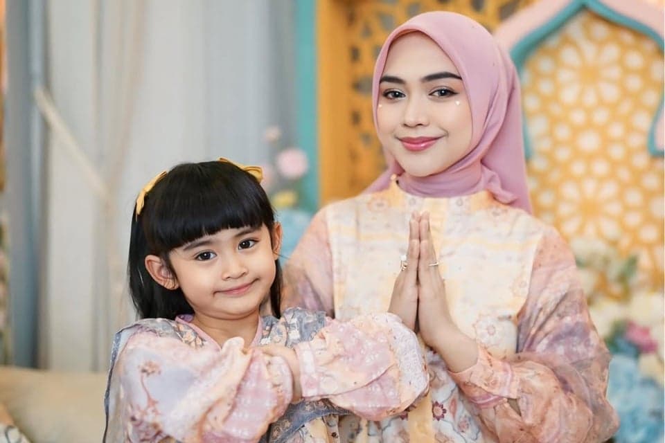 Ria Ricis Dapat Ucapan Lebaran Pertama dari Aisar: Didoain di Depan Kakbah Ria Ricis Dapat Ucapan Lebaran Pertama dari Aisar: Didoain di Depan Kakbah