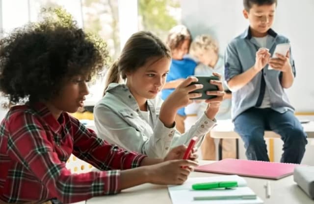 Polandia Larang Penggunaan Ponsel di Sekolah Mulai 1 September 2026, Ini Alasannya Polandia Larang Penggunaan Ponsel di Sekolah Mulai 1 September 2026, Ini Alasannya