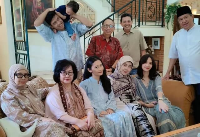Momen Idulfitri 2026, Keluarga Unggah Foto Lebaran Pertama Tanpa Vidi Aldiano Momen Idulfitri 2026, Keluarga Unggah Foto Lebaran Pertama Tanpa Vidi Aldiano