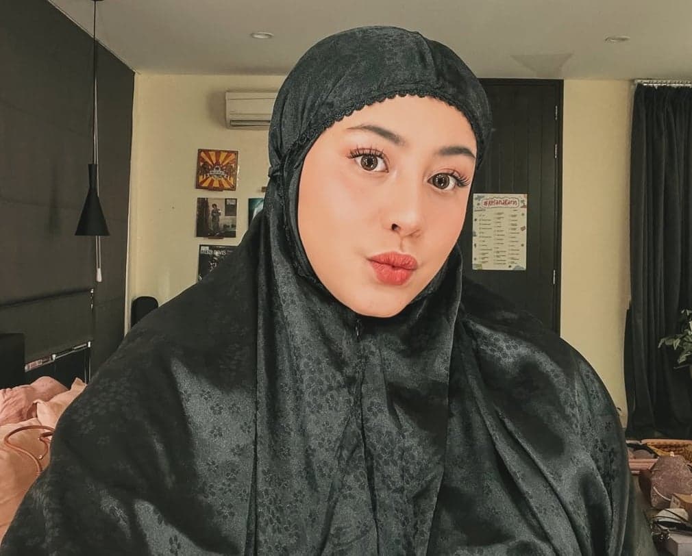 Awkarin Pamer Foto Pakai Mukena usai Disebut Pindah Agama di Momen Lebaran Awkarin Pamer Foto Pakai Mukena usai Disebut Pindah Agama di Momen Lebaran