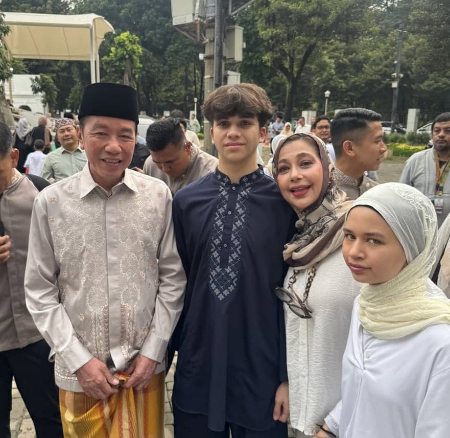 Momen Ayu Azhari Bertemu Jokowi saat Salat Id, Asyik Foto Bareng Momen Ayu Azhari Bertemu Jokowi saat Salat Id, Asyik Foto Bareng