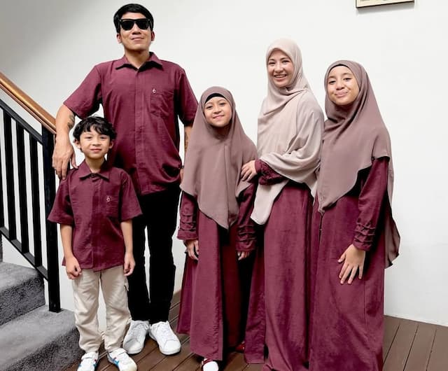 Momen Desta Lebaran Bareng Natasha Rizky, Pakai Baju Kembaran Momen Desta Lebaran Bareng Natasha Rizky, Pakai Baju Kembaran