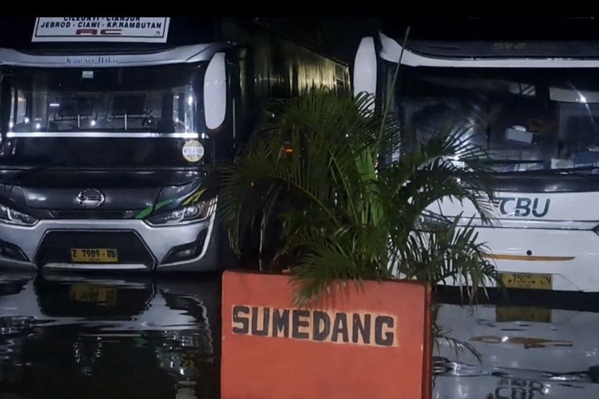 Penampakan Terminal Kampung Rambutan Kebanjiran Penampakan Terminal Kampung Rambutan Kebanjiran