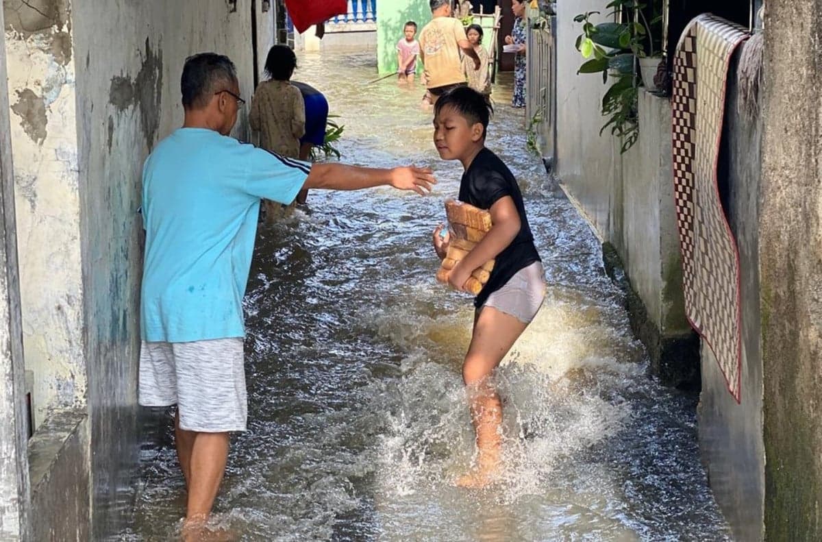 46 RT di Jakarta Timur Masih Terendam Banjir, Ketinggian Air Mencapai 80 Cm 46 RT di Jakarta Timur Masih Terendam Banjir, Ketinggian Air Mencapai 80 Cm