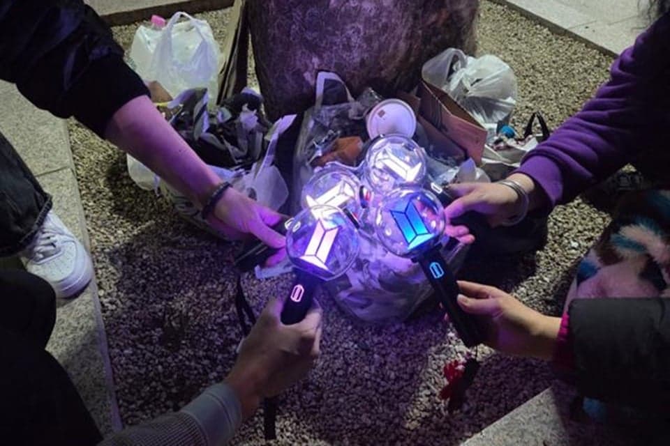 Usai Konser BTS, ARMY Kompak Bersihkan Gwanghwamun Usai Konser BTS, ARMY Kompak Bersihkan Gwanghwamun