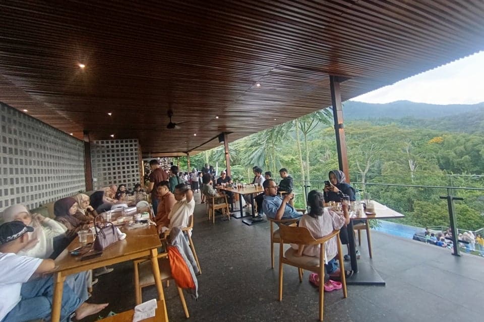 Asyiknya Bersantap dengan View Gunung Galunggung, Tempatnya Bikin Betah Asyiknya Bersantap dengan View Gunung Galunggung, Tempatnya Bikin Betah