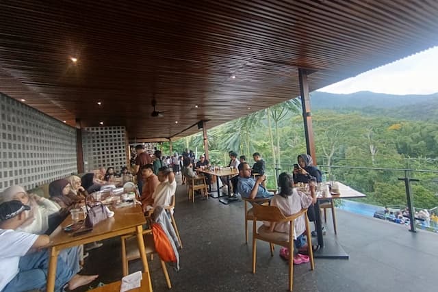 Asyiknya Bersantap dengan View Gunung Galunggung, Tempatnya Bikin Betah Asyiknya Bersantap dengan View Gunung Galunggung, Tempatnya Bikin Betah