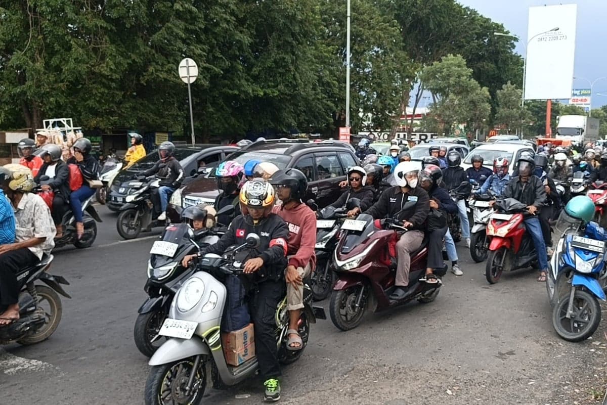 Arus Balik Mulai Terlihat di Jalur Pantura Cirebon, Pemudik Motor Dominasi Arah Jakarta Arus Balik Mulai Terlihat di Jalur Pantura Cirebon, Pemudik Motor Dominasi Arah Jakarta