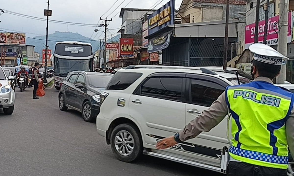 Lingkar Gentong Macet di H+2 Lebaran, Polisi Terapkan One Way dari Sukamantri hingga Pasar Lewo Garut Lingkar Gentong Macet di H+2 Lebaran, Polisi Terapkan One Way dari Sukamantri hingga Pasar Lewo Garut