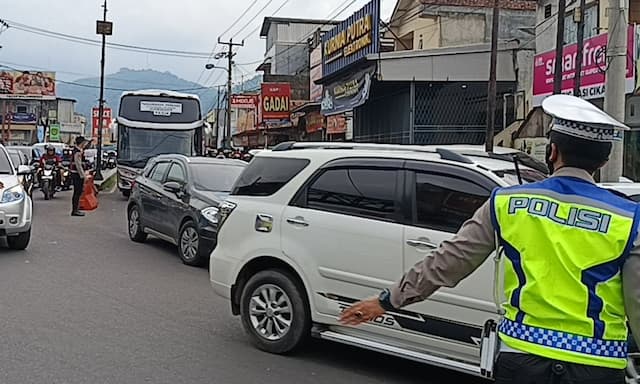 Lingkar Gentong Macet di H+2 Lebaran, Polisi Terapkan One Way dari Sukamantri hingga Pasar Lewo Garut Lingkar Gentong Macet di H+2 Lebaran, Polisi Terapkan One Way dari Sukamantri hingga Pasar Lewo Garut