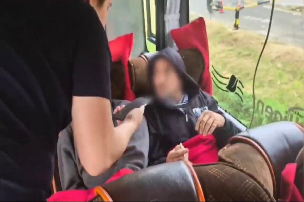 Detik-detik WNA Irak Pelaku Pembunuhan Cucu Mpok Nori Ditangkap di Bus Detik-detik WNA Irak Pelaku Pembunuhan Cucu Mpok Nori Ditangkap di Bus