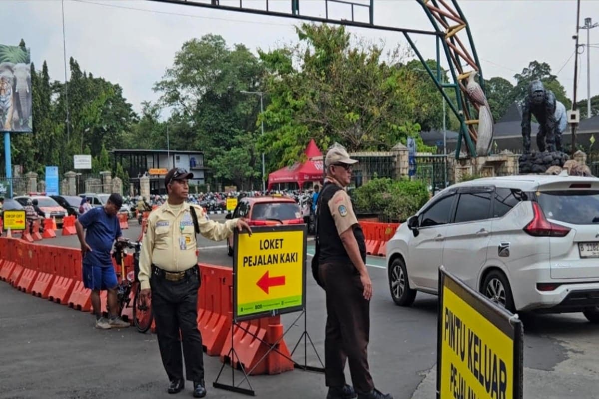 Pengunjung Ragunan Membeludak, Lalu Lintas Macet hingga 1,5 Km Pengunjung Ragunan Membeludak, Lalu Lintas Macet hingga 1,5 Km