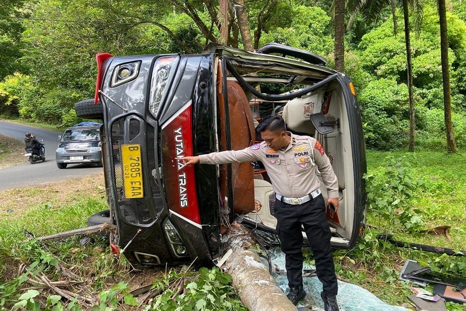 Mikrobus Wisatawan Masuk Tebing di Jalur BayahSawarna, Belasan Penumpang Luka Mikrobus Wisatawan Masuk Tebing di Jalur BayahSawarna, Belasan Penumpang Luka