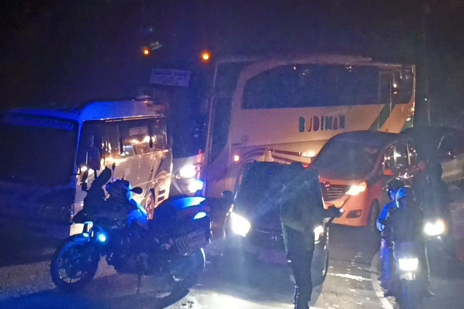 Urai Arus Balik H+3 Lebaran, Polisi Terapkan One Way di Lingkar Gentong Malam Ini Urai Arus Balik H+3 Lebaran, Polisi Terapkan One Way di Lingkar Gentong Malam Ini