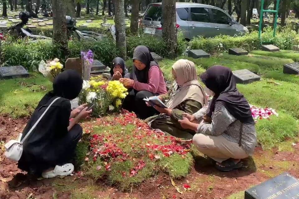 Keluarga Mpok Nori Jalani Pemeriksaan Buntut Kematian Cucu Keluarga Mpok Nori Jalani Pemeriksaan Buntut Kematian Cucu
