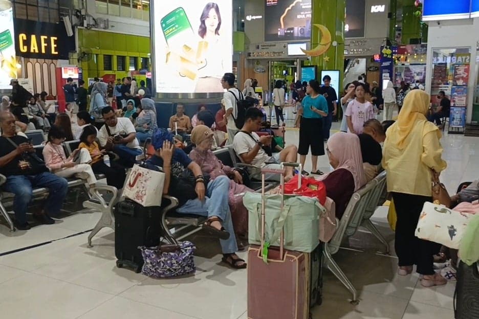 H+3 Lebaran, Penumpang Kereta Masih Padati Stasiun Gambir hingga Malam Hari H+3 Lebaran, Penumpang Kereta Masih Padati Stasiun Gambir hingga Malam Hari