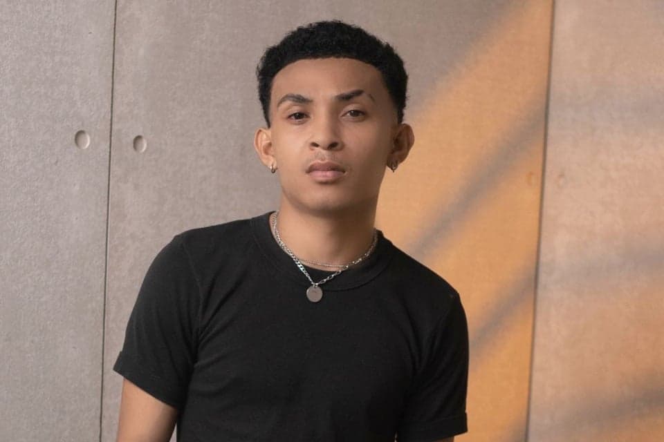 Jun Kiki Kembali dengan 'RINDU': Tentang Cinta Terlambat Tak Terlupakan Jun Kiki Kembali dengan 'RINDU': Tentang Cinta Terlambat Tak Terlupakan