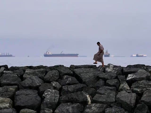 Selat Hormuz Lumpuh, Lalu Lintas Kapal Anjlok hingga 95 Selat Hormuz Lumpuh, Lalu Lintas Kapal Anjlok hingga 95