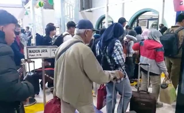 Masih Banyak Warga Pergi Tinggalkan Jakarta via Stasiun Pasar Senen Masih Banyak Warga Pergi Tinggalkan Jakarta via Stasiun Pasar Senen