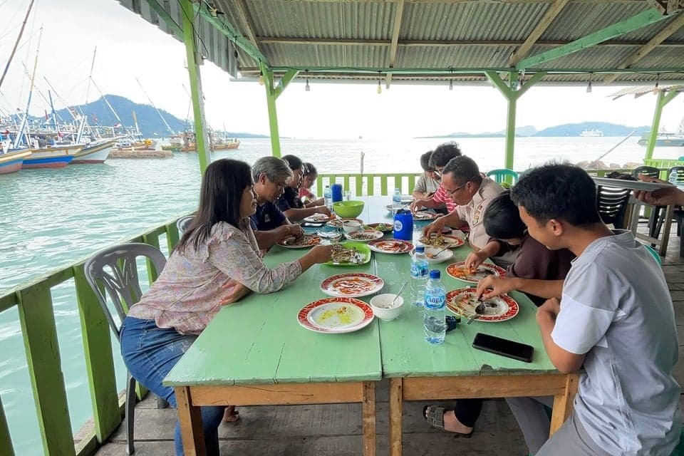 Rekomendasi Kuliner Bakauheni: Kedai Apung Mbak Ninuk, Surga Seafood Segar Pinggir Laut Rekomendasi Kuliner Bakauheni: Kedai Apung Mbak Ninuk, Surga Seafood Segar Pinggir Laut