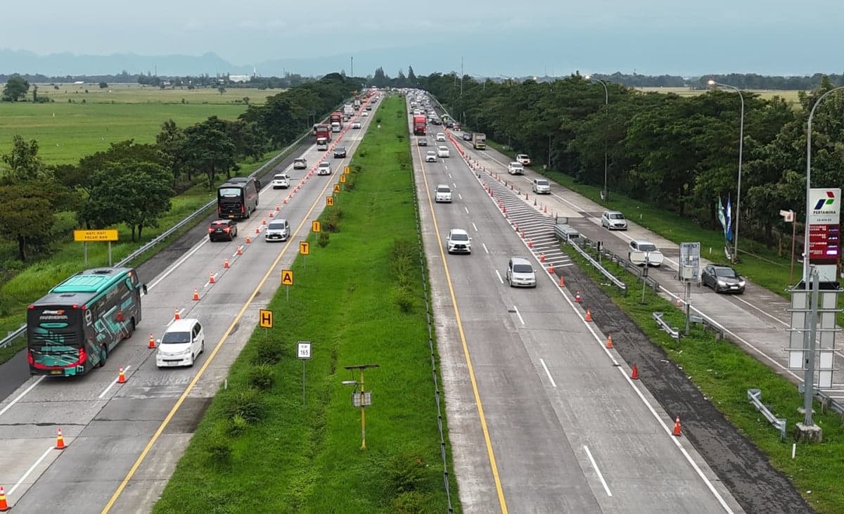 Buntut Menumpuknya Kendaraan di Bahu Jalan, Tol Cipali Berlakukan Contraflow Buntut Menumpuknya Kendaraan di Bahu Jalan, Tol Cipali Berlakukan Contraflow