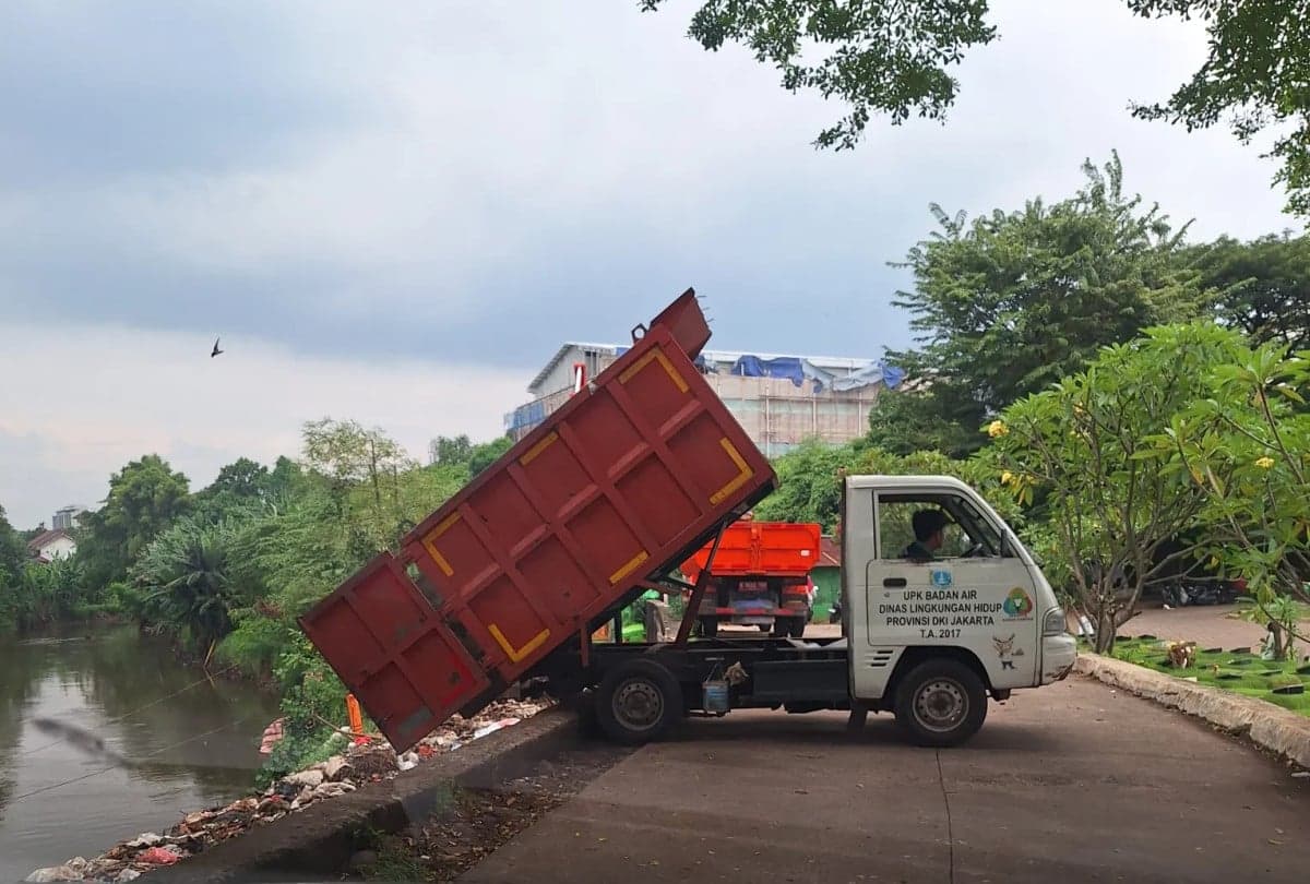 Viral Mobil Dinas Disebut Buang Sampah ke Kali Pesanggrahan, Ini Penjelasan DLH DKI Jakarta Viral Mobil Dinas Disebut Buang Sampah ke Kali Pesanggrahan, Ini Penjelasan DLH DKI Jakarta