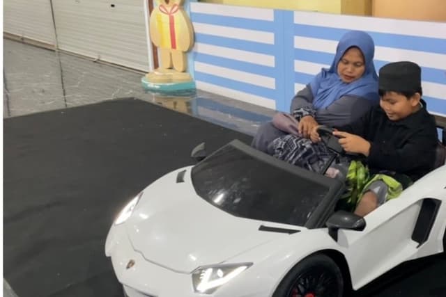 Hilangkan Kejenuhan, Pemudik 'Healing' Naik Mobil Mainan di Pelabuhan Bakauheni Hilangkan Kejenuhan, Pemudik 'Healing' Naik Mobil Mainan di Pelabuhan Bakauheni