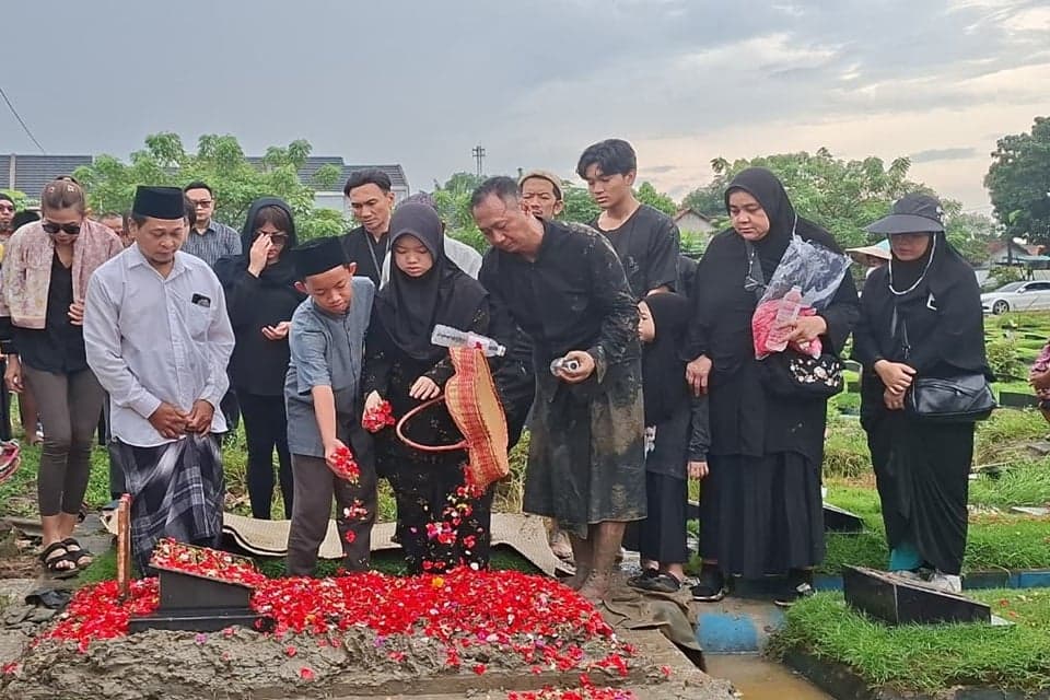 Ibunda Anji Meninggal Dunia, Sang Musisi Sempat Dikira Hanya Tertidur Ibunda Anji Meninggal Dunia, Sang Musisi Sempat Dikira Hanya Tertidur