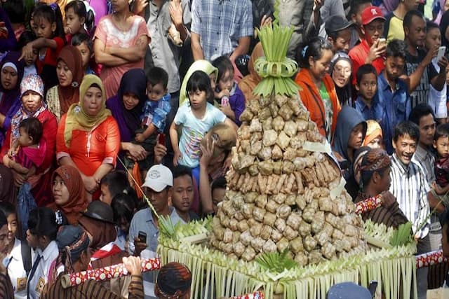 Lebaran Ketupat : Tradisi Syawalan Peninggalan Wali Songo Lebaran Ketupat : Tradisi Syawalan Peninggalan Wali Songo