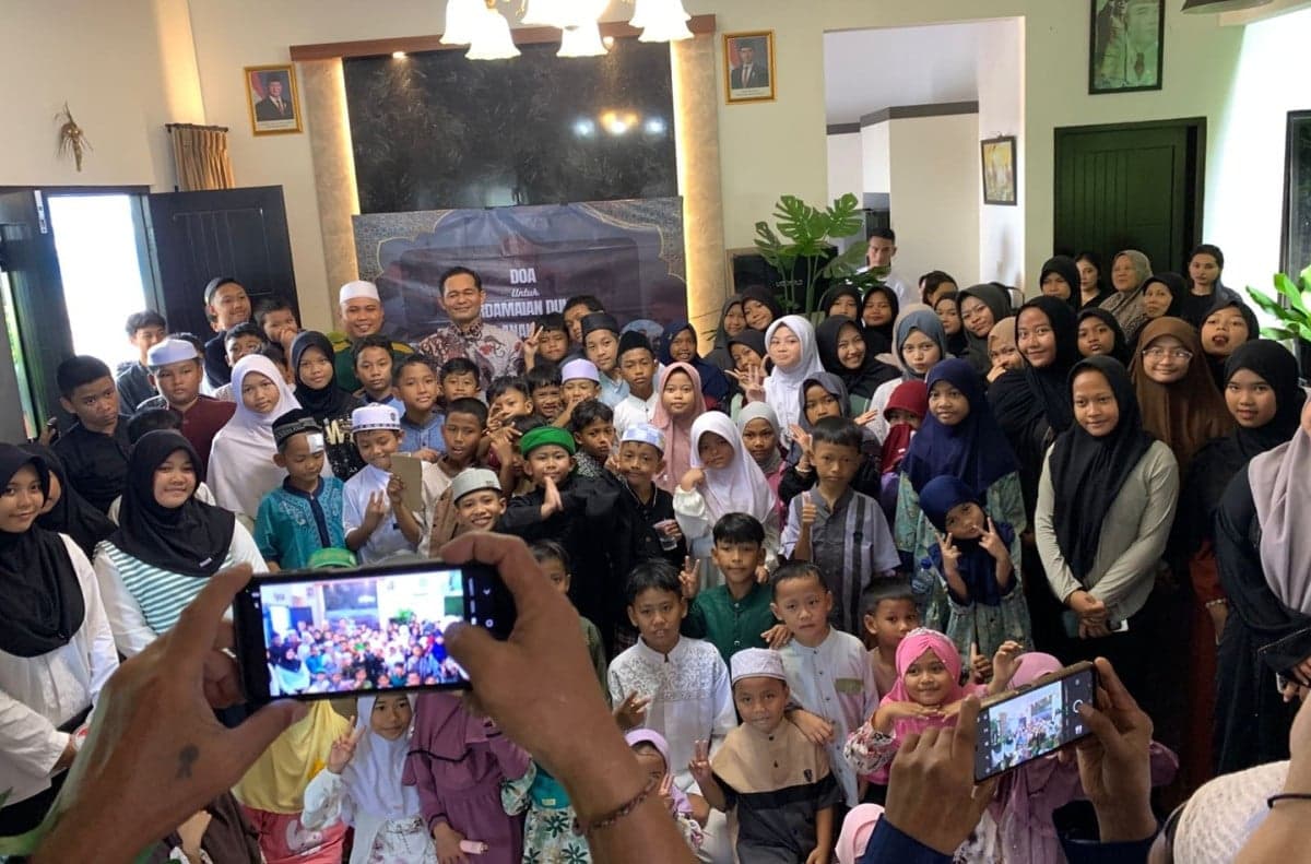 Boni Hargens Bersama Anak Yatim Piatu Berdoa bagi Perdamaian Dunia Boni Hargens Bersama Anak Yatim Piatu Berdoa bagi Perdamaian Dunia
