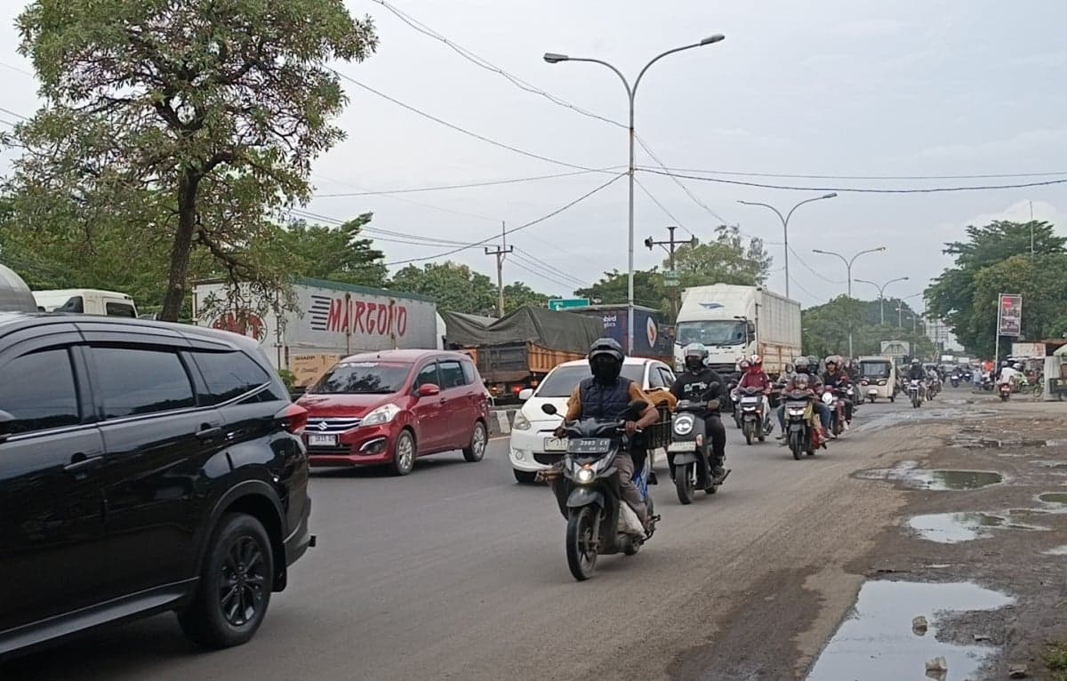 Arus Balik di Pantura Cirebon: Arah Jakarta Ramai Pemudik dan Arah Sebaliknya Didominasi Truk Arus Balik di Pantura Cirebon: Arah Jakarta Ramai Pemudik dan Arah Sebaliknya Didominasi Truk