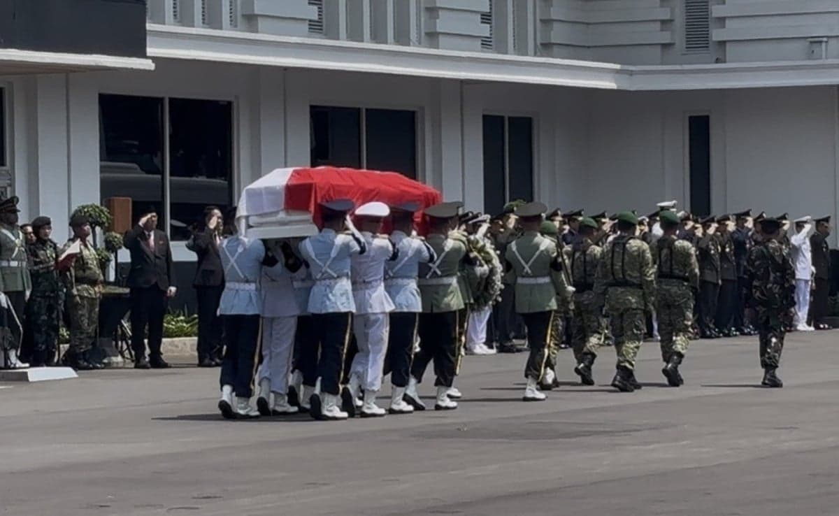 Jenazah Juwono Sudarsono Diberangkatkan ke TMP Kalibata usai Disemayamkan di Kemhan Jenazah Juwono Sudarsono Diberangkatkan ke TMP Kalibata usai Disemayamkan di Kemhan