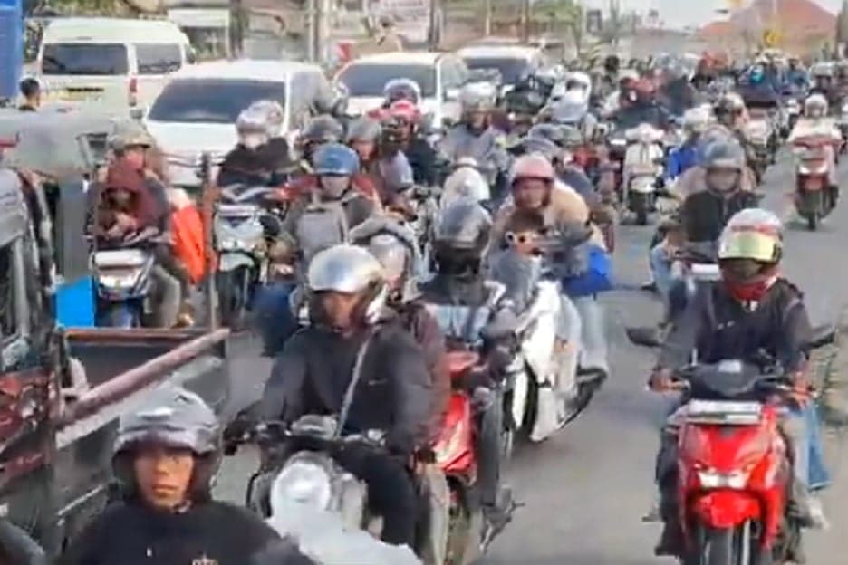 Ribuan Sepeda Motor Padati Jalur Arteri Karawang pada Arus Balik Lebaran Minggu Sore Ribuan Sepeda Motor Padati Jalur Arteri Karawang pada Arus Balik Lebaran Minggu Sore
